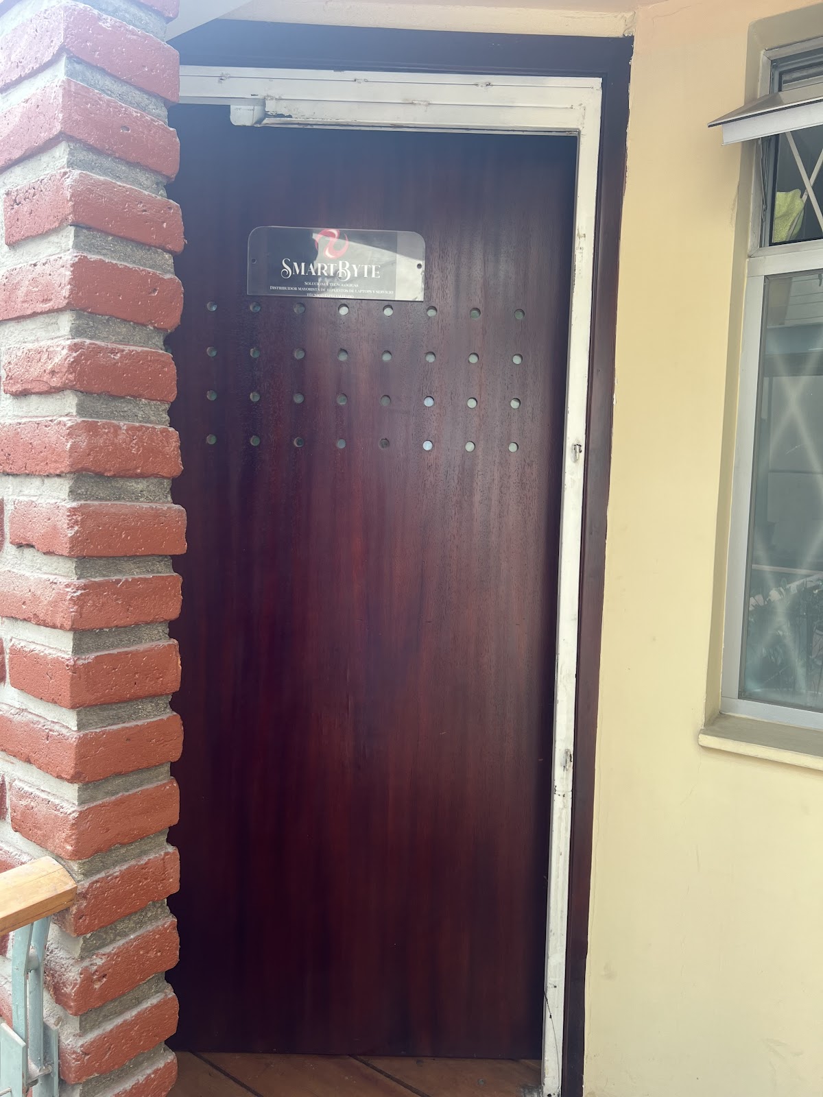 Entrada del local de SmartByte